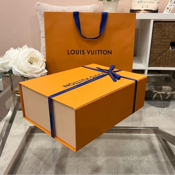 Louis Vuitton Magnetic Gift Box Set - Picture 4 of 12